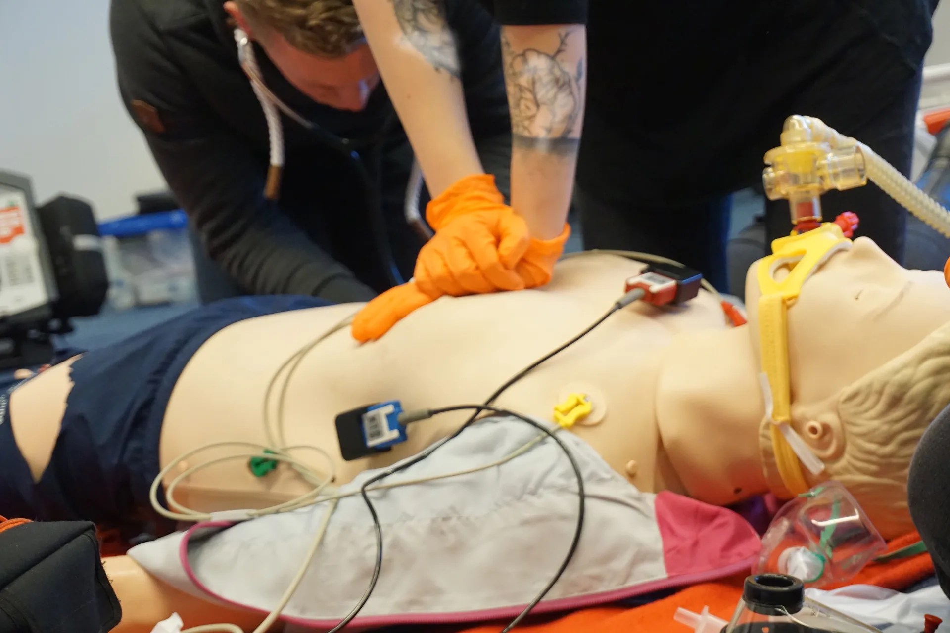 AED-Training in Hamburger Arztpraxis – Reanimation mit Trainingsphantom und Defibrillator