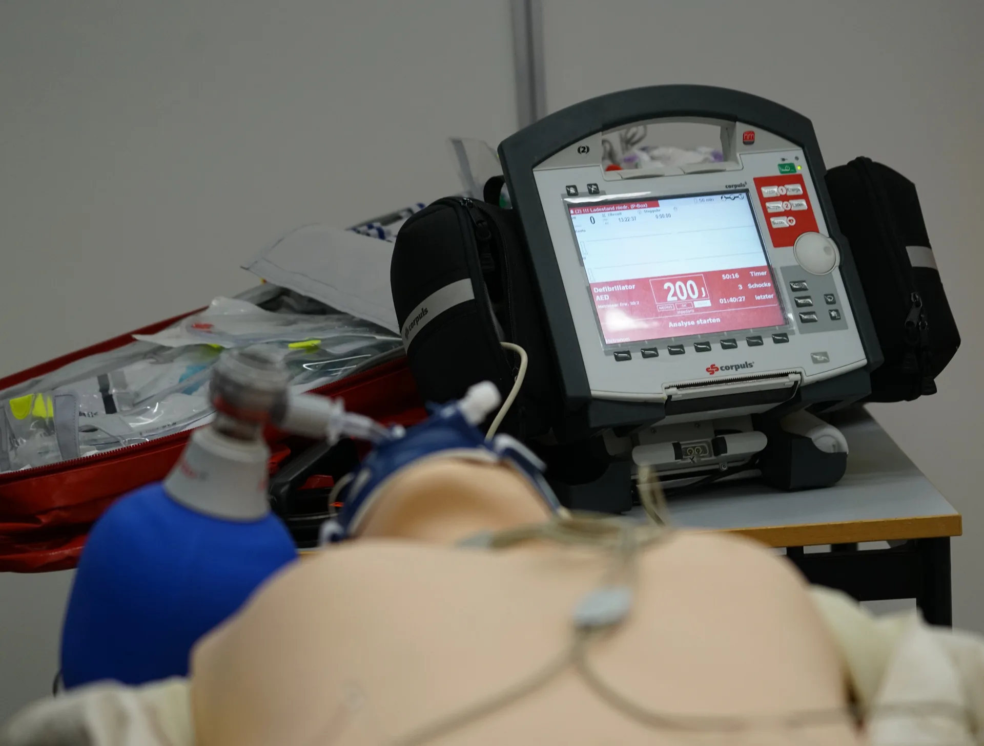 AED-Defibrillator-Schulung für Hamburger Arztpraxis – Schockabgabe und Notfalltraining